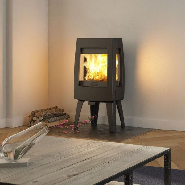 dovre sense 303 houtkachel in woonkamer