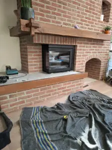 Complete openhaard renovatie met een moderne haard afgewerkt met lijst