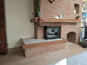 Complete openhaard renovatie met een moderne haard afgewerkt met lijst en opgeruimd