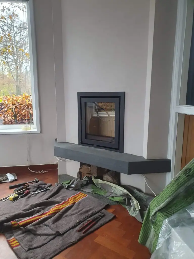 inzethaard in bestaande openhaard geplaatst
