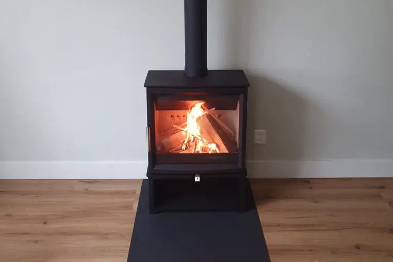 Charlton & Jenrick Fireline Woodtec 5 kW-XW extra breed 564 mm vooraanzicht brandend banner