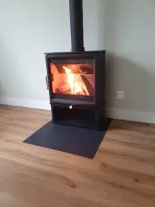 Charlton & Jenrick Fireline Woodtec 5 kW-XW extra breed 564 mm zijaanzicht brandend