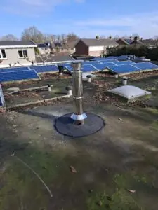 Dubbelwandige dak doorvoer op een platdak op bitumen dakbedekking