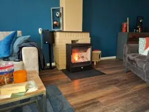 Charlton & Jenrick Fireline Woodtec 5 Kw XW extra breed 564mm rechter zij aanzicht brandend