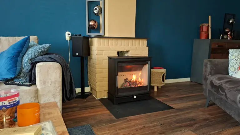 Charlton & Jenrick Fireline Woodtec 5 Kw XW extra breed 564mm rechter zij aanzicht brandend