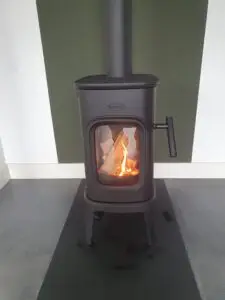 Dovre Saga 107 vooraanzicht brandend dichtbij