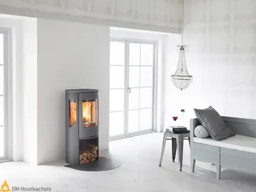 Grijze vrijstaande houtkachel met driezijdig vuurzicht van Contura 556 Style en grote zijruiten, met helder vlammenspel en tijdloos design.