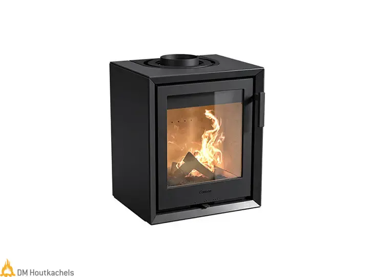 In een zwarte Contura 130 Style houtkachel brandt een levendig vuur achter de glazen deur, met een compact Scandinavisch ontwerp van staal en gietijzer.
