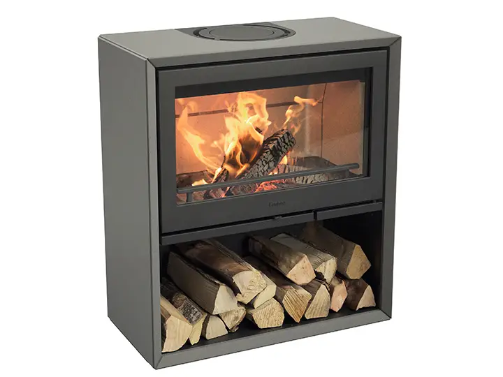 De Contura 320A houtkachel combineert een grijze Artstone mantel met een glazen vuurdeur, een brandend vuur en een open houtvak vol blokken.