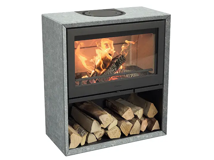 De Contura 320T combineert grijze speksteen met een zwart front, terwijl het vuur achter de glazen ruit zichtbaar blijft boven het houtvak.