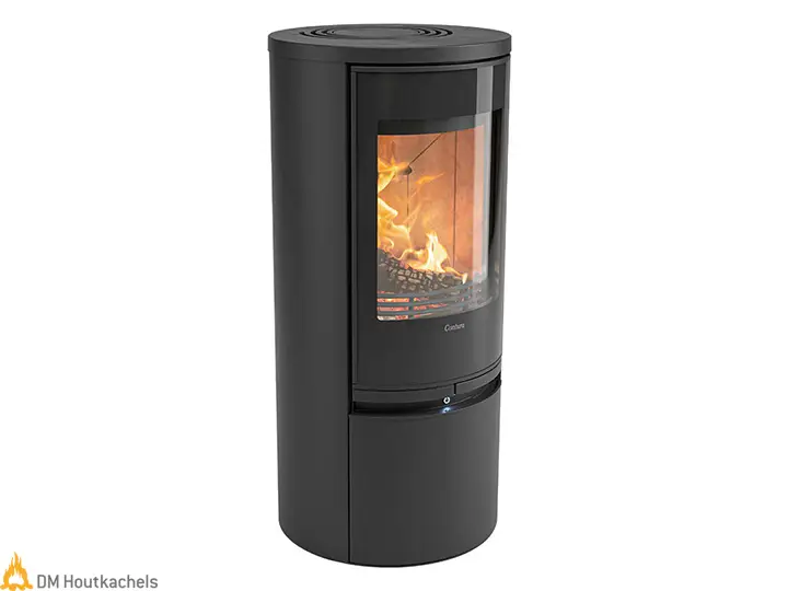 Met de Contura 510G Style Connect staat een vrijstaande zwarte houtkachel met grote glazen deur en zichtbaar vlammenspel centraal in het interieur.