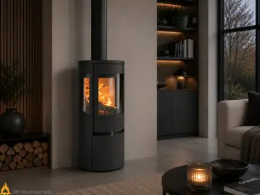 In een moderne woonkamer brandt de Contura 556 Style Connect houtkachel zwart en rond, met zicht op het vuur en een strakke Scandinavische vorm.