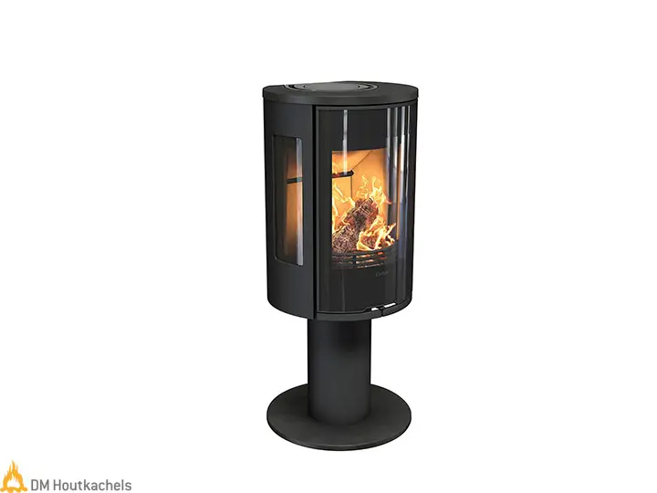 De Contura 586G Style vrijstaande houtkachel met driezijdig vuurzicht en glazen deur toont een levendig vlammenspel in strak Scandinavisch design.