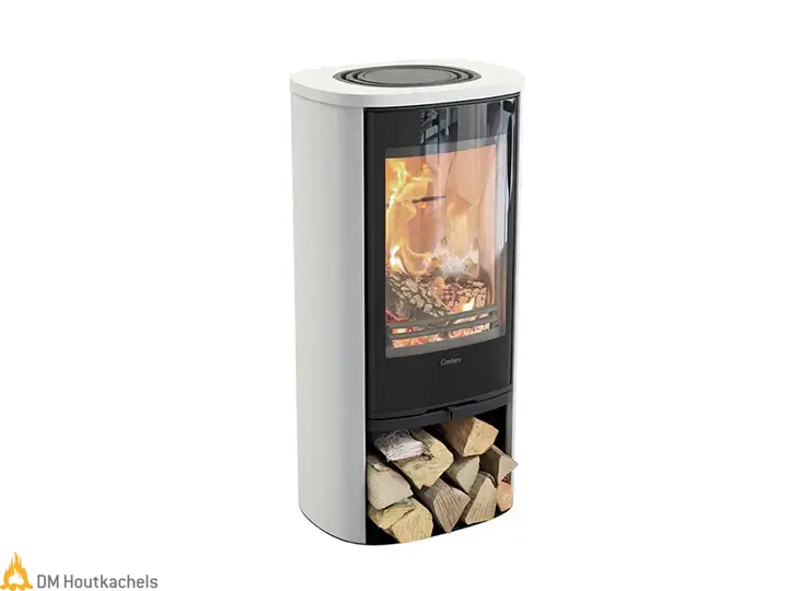 De witte Contura 810G Style houtkachel met zwarte deur toont brandend vuur en houtopslag onderin, in een strak en modern ontwerp.