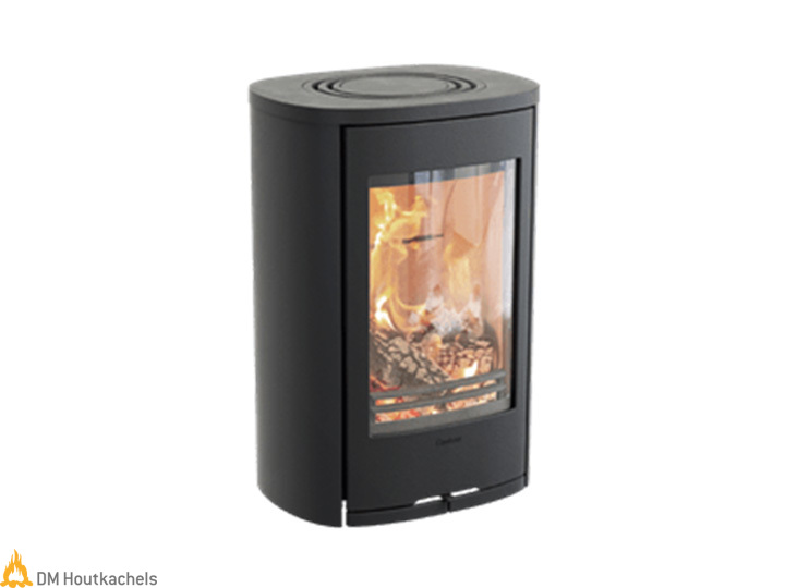 De zwarte Contura 810W Style hangende houtkachel toont een grote glazen deur met zicht op het vlammende vuur en een strak Scandinavisch ontwerp.
