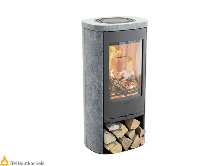 Met grijze spekstenen bekleding toont de Contura 820T Style houtkachel een levendig vlammenspel achter het glas en opslagvak met houtblokken.