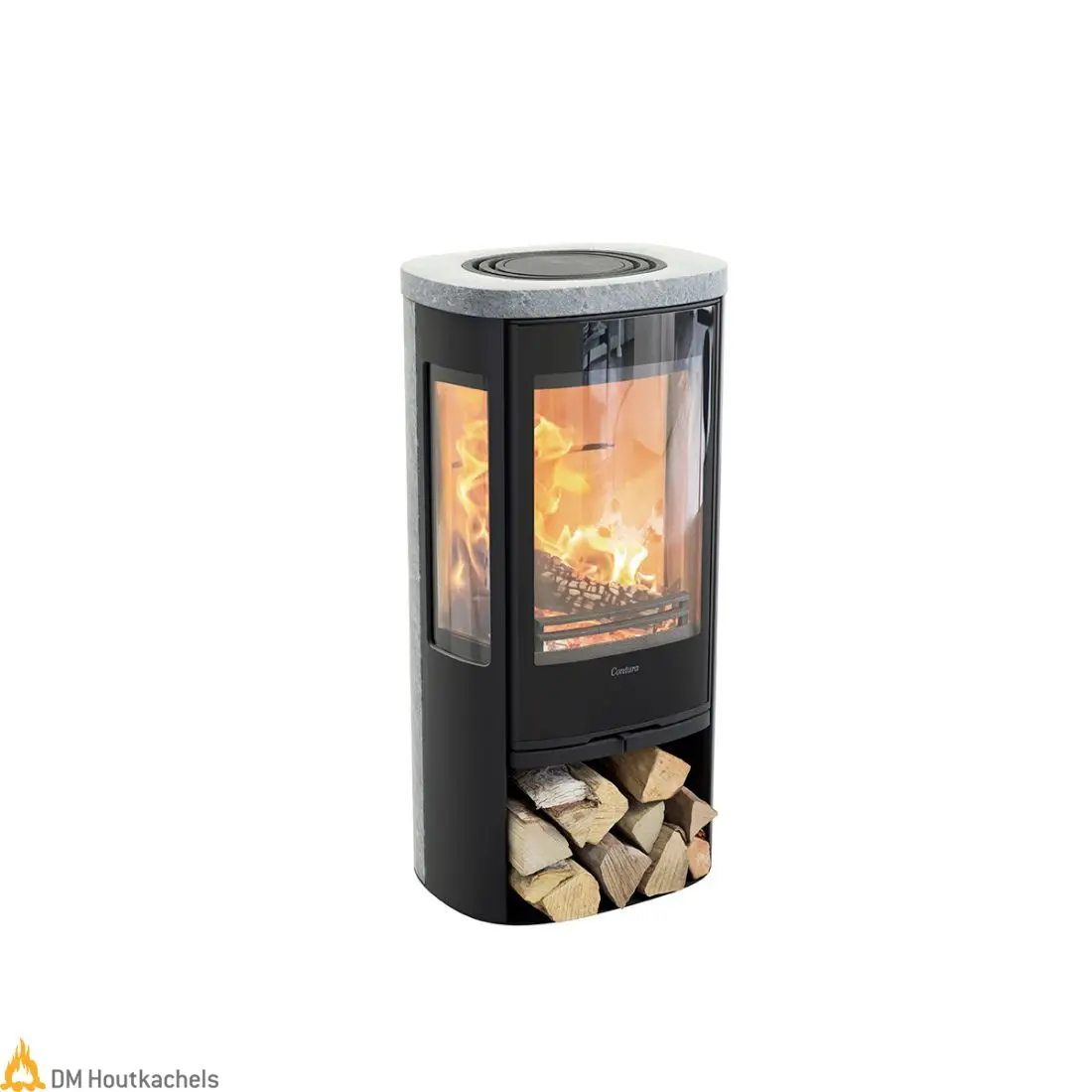 Met brandend vuur achter het glas toont de Contura 856TG Style een driezijdig zicht, spekstenen bovenrand en een vak vol houtblokken.