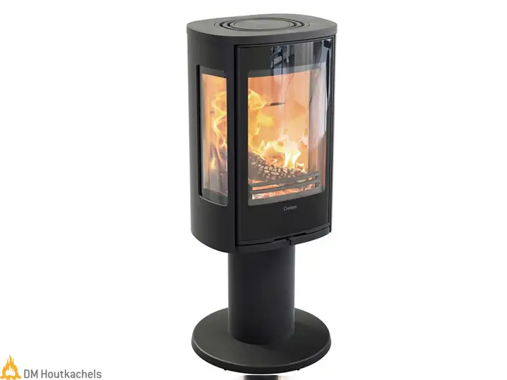 Een zwarte Contura 886G Style houtkachel op voet toont fel brandend vuur achter brede glasruiten en een strakke, moderne uitstraling in huis.