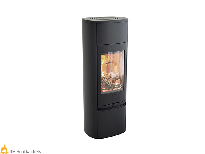 De Contura 890 Style staat als een compacte zwarte houtkachel met glazen deur, waarin helder vuur brandt en houtblokken zichtbaar zijn.