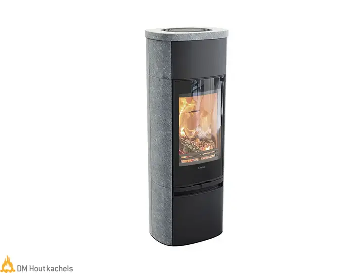 De Contura 890TG Style staat slank en vrijstaand met spekstenen bekleding en een volglazen deur, terwijl het vuur helder zichtbaar brandt.