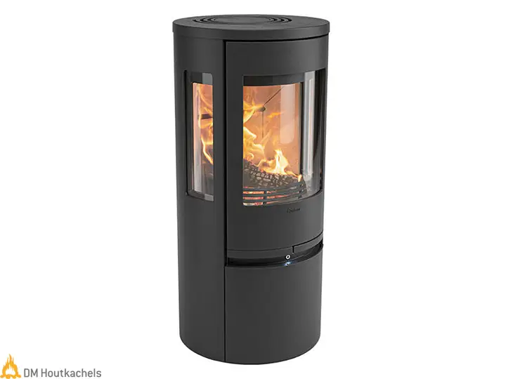 Een zwarte Contura 556 Style Connect houtkachel met ronde vorm, drie zichtpanelen en zichtbaar vlammenspel voor modern Scandinavisch wonen in huis.