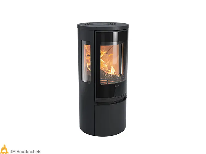 Zwarte Contura 556G Style Connect houtkachel met driezijdig vuurzicht, glazen deur en ronde vorm, voorzien van automatische luchtregeling.