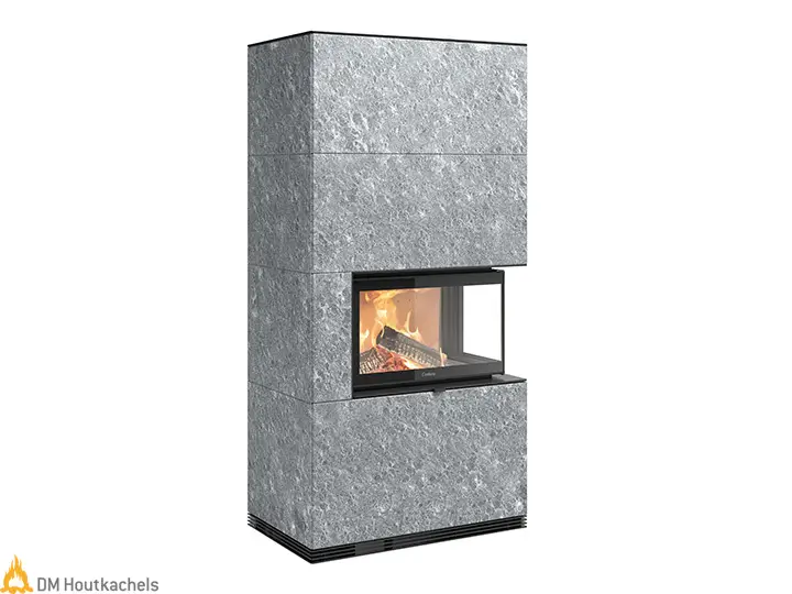 De Contura i41T staat als grijze speksteenkachel met een brede glasruit, waar het vuur en de houtblokken helder zichtbaar zijn.