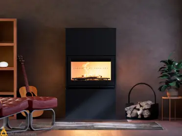 In een warm ingerichte woonkamer brandt de Contura i8 MyCube houtkachel centraal, naast een gitaar, houtmand, plant en houten kast tegen een donkere wand.