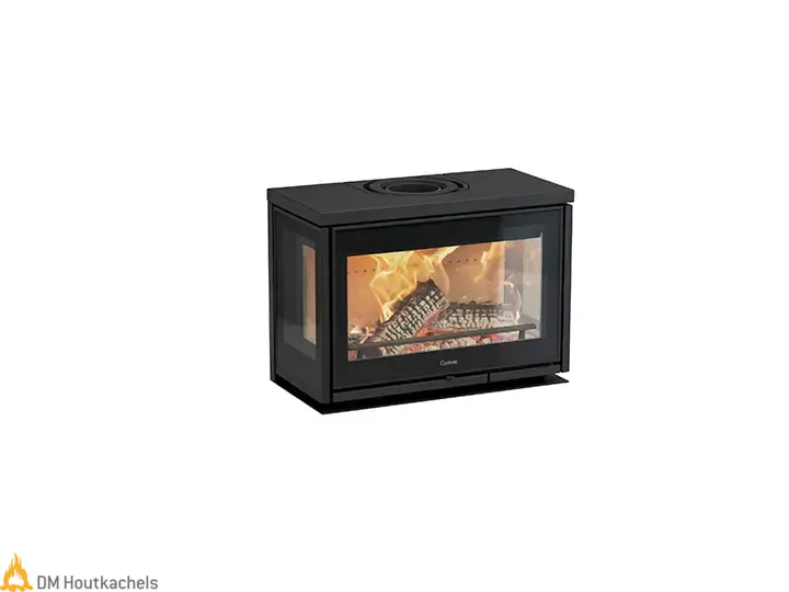 De zwarte Contura i8 MyCube B toont levendige vlammen achter glas aan drie zijden, met een strak modulair design en zichtbare houtblokken in huis.