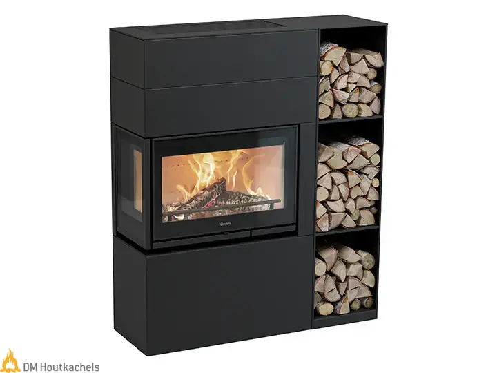 Metalen Contura i8 MyCube G met glazen deur brandt warm naast ingebouwde vakken vol haardhout in een strakke zwarte opstelling.