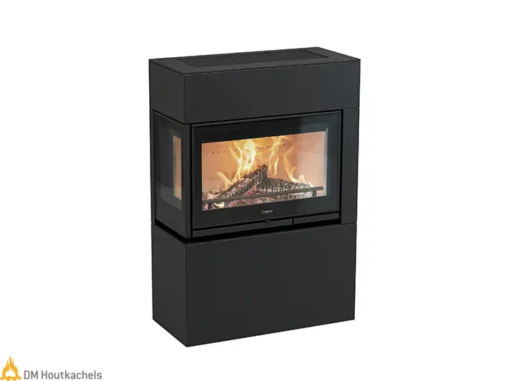 De zwarte Contura i8 MyCube G heeft een glazen deur en zijruiten, met zicht op een brandend houtvuur en strakke moderne lijnen.