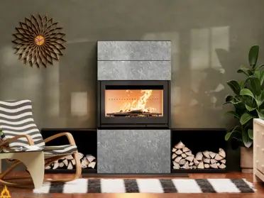 Een Contura i8 MyCube T met spekstenen omlijsting brandt warm in een modern interieur met houtopslag, groene plant en decoratieve wandkunst.