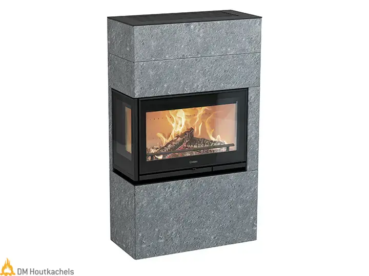 Contura i8 MyCube TG met spekstenen ombouw en glazen haarddeur toont een levendig vuur, met zijdig glas en een strakke, modulaire uitstraling.