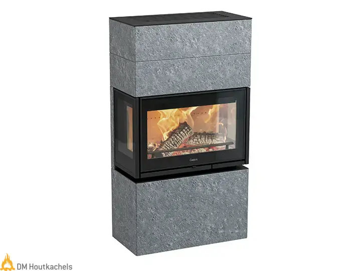 De Contura i8 MyCube TG toont een spekstenen houtkachel met driezijdig glas en zichtbaar vlammenspel in een strak, modulair ontwerp van Contura.