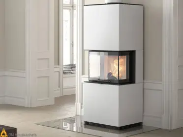 De Contura i61 wit staal staat in een lichte kamer met een strak wit ombouwdeel, zwarte omlijsting en zichtbaar vlammenspel achter glas.