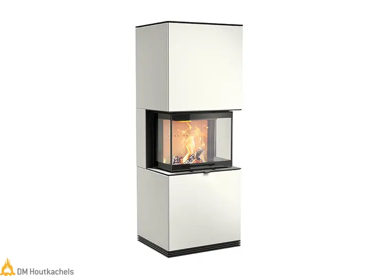 De Contura i61 wit staal heeft een hoge, rechte vorm met een glazen vuurzicht en een brandend houtvuur in het onderste inzetgedeelte.