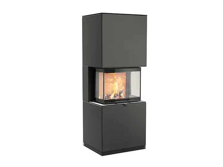 De Contura i61 zwart staal staat strak afgewerkt met een glazen vuurzicht en een hoge, moderne ombouw in donkere tinten.