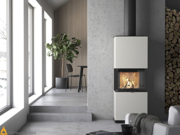 In een strakke woonkamer brandt de Contura i61A houtkachel naast hoge ramen, met een nis vol haardhout en een rustige, moderne afwerking.