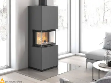 De Contura i61AA staat in een lichte woonkamer naast grote ramen en brandt sfeervol met zichtbaar vuur achter glas en strakke grijze omkasting.