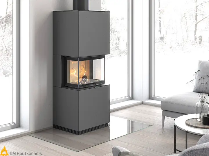 De Contura i61AA staat in een lichte woonkamer naast grote ramen en brandt sfeervol met zichtbaar vuur achter glas en strakke grijze omkasting.
