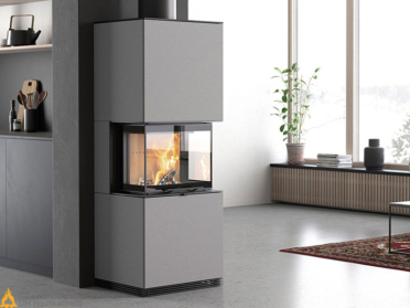 De grijze Contura i61AN brandt in een strak interieur met grote ramen, een plant op de vensterbank en warme vlammen achter het glas.