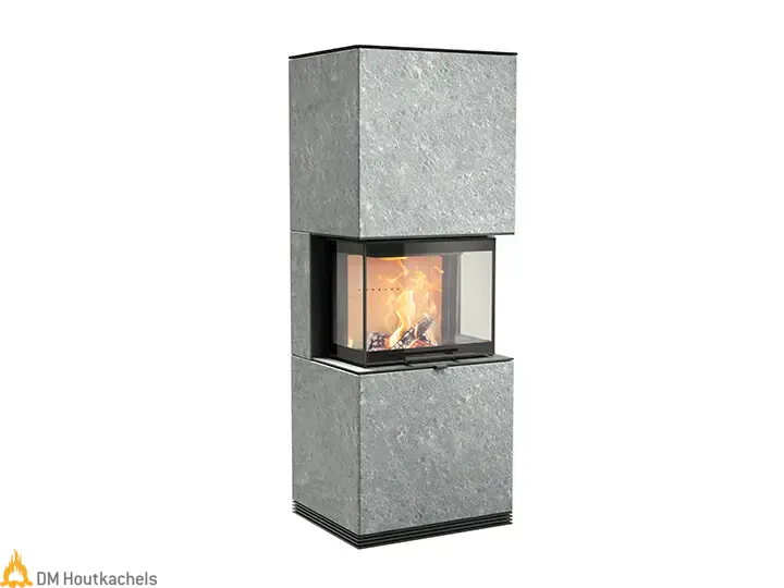 Contura i61T in grijze speksteen met strak glazen vuurzicht en een brandend houtvuur, terwijl het moderne haardontwerp van DM Houtkachels opvalt.