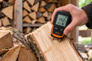 Vochtpercentage meten in gekloofd haardhout met een houtvochtmeter