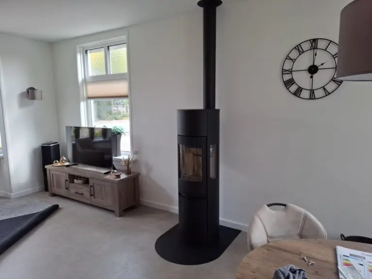 In Elst staat de vrijstaande Contura 596 Style houtkachel met achteraansluiting op het bestaande rookkanaal in de woonkamer.