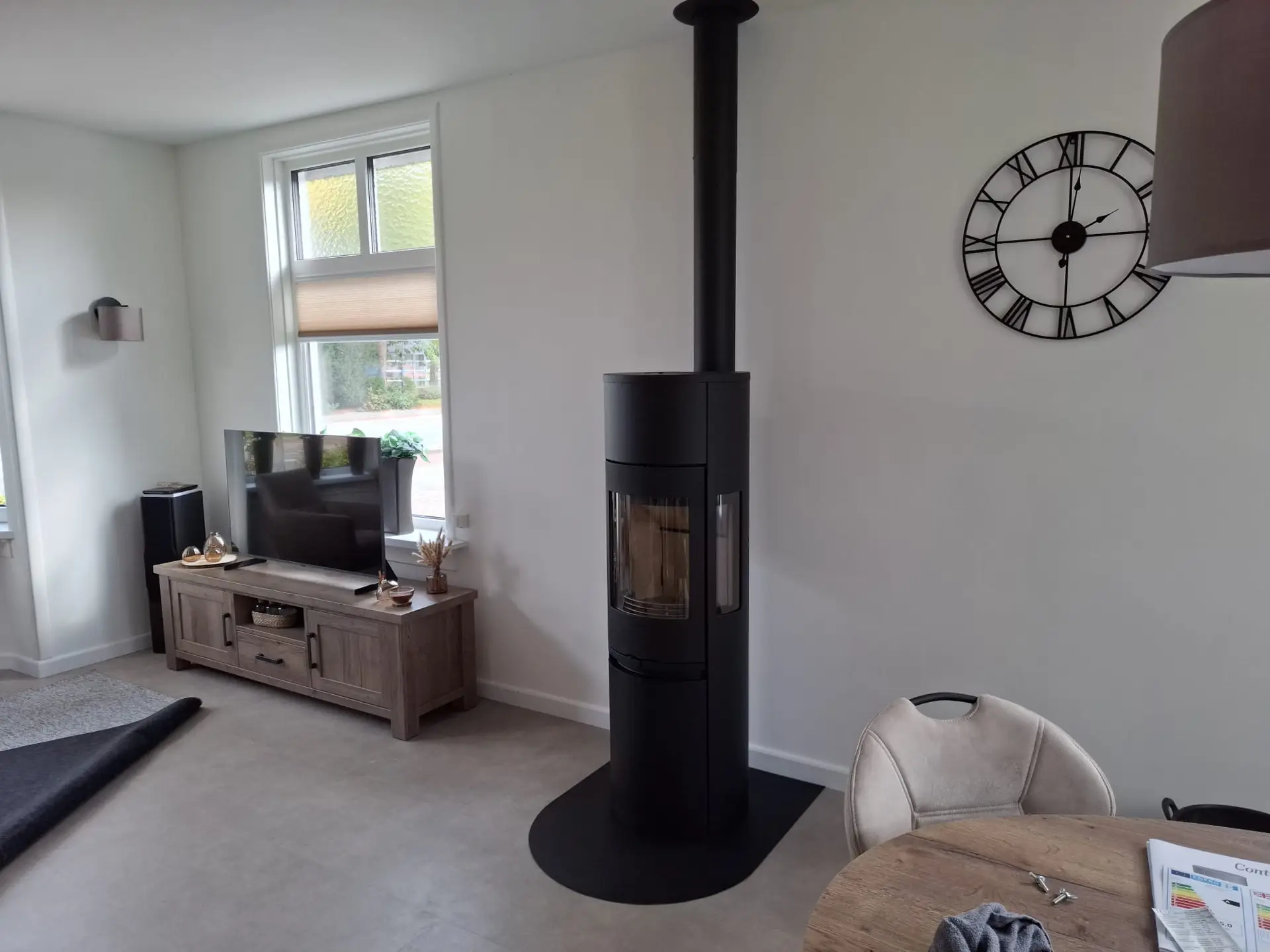 In Elst staat de vrijstaande Contura 596 Style houtkachel met achteraansluiting op het bestaande rookkanaal in de woonkamer.