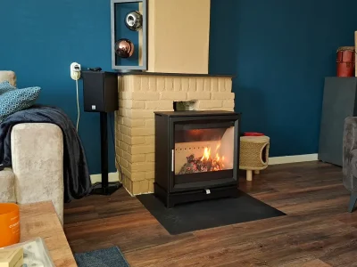 Charlton & Jenrick Fireline Woodtec 5 Kw XW extra breed 564mm rechter zij aanzicht brandend
