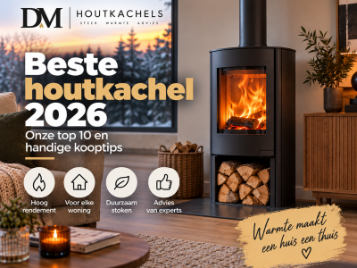 Zwarte houtkachel met brandend vuur en houtvak in een woonkamer, naast tekst over de beste houtkachel van 2026.
